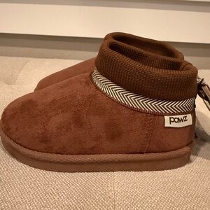 NWT PAWZ brown slippers size 9/10 (3-4 years)